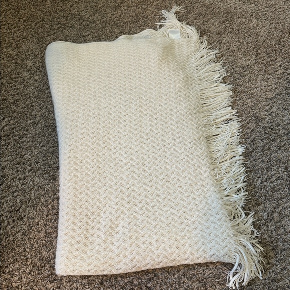 NWOT Cream Thin Decor Throw Blanket - Picture 3 of 15